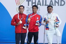 Nguyen Ngoc Thiet (izquierda) gana la medalla de plata en los 400 metros estilo libre masculino S9, en los XIII Juegos Paralímpicos de la Asean. (Foto: VNA)
