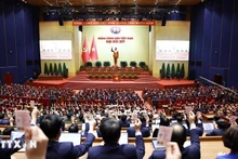 Los delegados votan para aprobar la Resolución del XIV Congreso Nacional del PCV. (Foto: VNA)