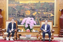 El presidente del Comité Popular de la provincia de Bac Ninh, Pham Hoang Son (derecha), se reúne con Andy Lin, vicepresidente del grupo chino Cooler Master. (Foto: VNA)
