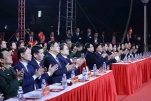 [Foto] Dirigentes vietnamitas asisten a programa artístico por 85º aniversario de repatriación del Presidente Ho Chi Minh