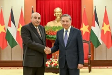 El secretario general del Partido Comunista de Vietnam, To Lam (derecha), y el presidente de la Cámara de Representantes de Jordania, Mazen Turki El Qadi.