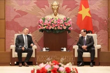 El vicepresidente de la Asamblea Nacional de Vietnam Tran Quang Phuong recibe a Zoltán Sas, titular de la Comisión de Seguridad Nacional del Parlamento de Hungría. (Foto: VNA)