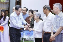 El presidente de la Asamblea Nacional, Tran Thanh Man, entrega regalos por el Tet a los residentes desfavorecidos en la ciudad de Can Tho. (Foto: VNA)