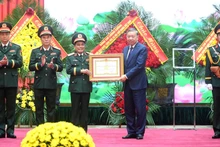 [Foto] Líder partidista de Vietnam entrega título honorífico al contingente militar de logística y técnica