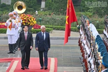 El presidente de Vietnam, Luong Cuong, dirige la recepción ceremonial al presidente del Consejo Europeo, António Costa. (Foto: Nhan Dan)