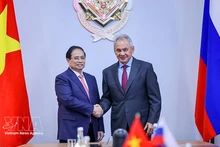 El primer ministro de Vietnam, Pham Minh Chinh (izquierda), se reúne con el secretario del Consejo de Seguridad de Rusia, Sergey Shoigu. (Foto: VNA)