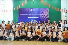 Alumnos de la Clase de caridad del barrio de Binh Trung asisten al evento. (Foto: Nhan Dan)