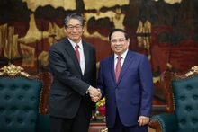 El primer ministro de Vietnam, Pham Minh Chinh (derecha), y el embajador de Japón en el país, Ito Naoki. (Foto: VGP)