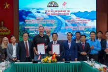 En el acto de firma. (Foto: Nhan Dan)