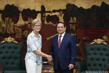 El primer ministro de Vietnam, Pham Minh Chinh, recibe a Christine Todd Whitman, quien al frente de una delegación de la Fundación Eisenhower realiza una visita de trabajo en el país. (Foto: Nhan Dan)