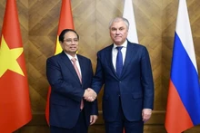 El primer ministro de Vietnam, Pham Minh Chinh (izquierda), se reúne con el presidente de la Duma Estatal de Rusia, Vyacheslav Volodin, en Moscú el 24 de marzo. (Foto: VGP)