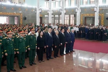 Dirigentes del Partido y del Estado rinden homenaje al general Le Van Dung, Héroe de las Fuerzas Armadas Populares de Vietnam. (Foto: Nhan Dan)