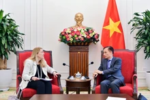 El ministro de Relaciones Exteriores de Vietnam, Le Hoai Trung, conversa con la secretaria de Estado para Economía, Educación e Investigación de Suiza, Helene Budliger Artieda. (Foto: Ministerio de Relaciones Exteriores de Vietnam)
