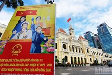 La enseña nacional, pancartas y eslóganes engalanan Ciudad Ho Chi Minh en vísperas de las elecciones generales para el lapso 2026-2031.