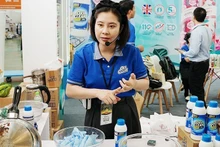 Vista de un evento de lanzamiento de producto transmitido en vivo. (Foto: Nhan Dan)