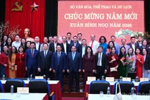 El primer ministro Pham Minh Chinh y delegados a la cita.