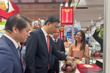 El embajador de Vietnam en Japón, Pham Quang Hieu, visita un stand de frutas vietnamitas. (Foto: VNA)
