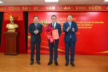 Le Quoc Minh (centro), miembro del Comité Central del Partido Comunista de Vietnam y del Buró Ejecutivo del Comité del Partido del Frente de la Patria y las asociaciones de masas centrales, presidente-editor del periódico Nhan Dan y titular de la Asociación de Periodistas de Vietnam, recibe la decisión de nombramiento. (Foto: Nhan Dan)