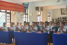 La inauguración del XIV Congreso Nacional del Partido en la mañana del 20 de enero acapara la atención de pobladores de toda la isla de Truong Sa.