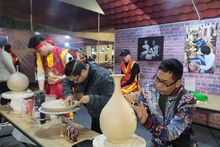 Los artesanos de Bat Trang exhiben productos en la ceremonia de certificación para la cerámica de Bat Trang. (Foto: VNA)