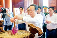 El presidente de la Asamblea Nacional de Vietnam, Tran Thanh Man, deposita inciensos en homenaje al Presidente Ho Chi Minh en ocasión de su actual visita de trabajo a la provincia de Nghe An. (Foto: Nhan Dan)