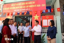 El secretario del Comité del Partido Comunista de Vietnam en Khanh Hoa, Nghiem Xuan Thanh, inspecciona los preparativos electorales en el colegio electoral 2 en el distrito de Bac Nha Trang. (Foto: VNA)