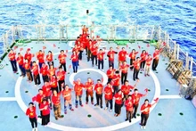 Una delegación de vietnamitas residentes en el extranjero visita a militares y pobladores del distrito insular de Truong Sa y las plataformas DK1, a bordo del “Buque de la Gran Unidad”. (Foto: VNA)