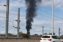 Salida de humo en la ciudad israelí de Tel Aviv, el 28 de febrero de 2026. (Foto: Xinhua/VNA)