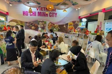 Stands vietnamitas atraen la atención de numerosos compradores y distribuidores en la feria internacional de alimentos y bebidas "SIAL Interfood 2025" celebrada en Yakarta, Indonesia. (Foto: VNA)