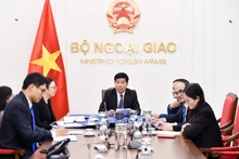 El viceministro vietnamita de Relaciones Exteriores Nguyen Manh Cuong (centro) en las conversaciones telefónicas con el subsecretario de Relaciones Exteriores de Filipinas para Política, Leo Herrera-Lim. (Foto: Ministerio de Relaciones Exteriores de Vietnam)