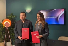 La presidenta de la filial de Ericsson en Vietnam, Rita Mokbel, y el vicedirector general de Viettel Networks, Le Quang Hieu, en el acto de firma. (Foto: Nhan Dan)