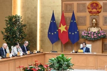El primer ministro de Vietnam, Pham Minh Chinh, se reúne con representantes de la Unión Europea y embajadores de países de ese bloque en Hanói. (Foto: Nhan Dan)