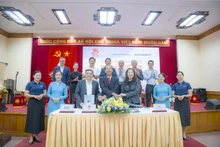 En la ceremonia de firma. (Foto: hue.gov.vn)