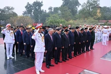 [Foto] Dirigentes del Partido y del Estado rinden homenaje a héroes caídos en defensa nacional