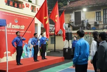 La ceremonia de izamiento de la bandera es un momento culminante en el período álgido de propaganda y celebración del XIV Congreso Nacional del Partido Comunista de Vietnam. (Foto: VNA)