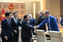 El primer ministro de Vietnam, Pham Minh Chinh, y empresarios suizos.