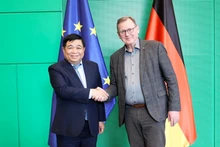 El viceprimer ministro vietnamita Nguyen Chi Dung se reúne con el vicepresidente del Parlamento Federal de Alemania (Bundestag), Bodo Ramelow. (Foto: VGP)