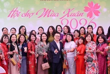 Le Quoc Minh, miembro del Comité Central del Partido Comunista de Vietnam, presidente-editor de Nhan Dan, subjefe de la Comisión de Propaganda y Movilización de Masas del Comité Central del Partido y titular de la Asociación de Periodistas del país, en la feria.