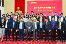 Dirigentes y exdirigentes de Nhan Dan se toman fotos junto con empleados del periódico en ocasión del Año Nuevo Lunar.