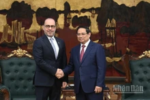 El primer ministro de Vietnam, Pham Minh Chinh (derecha), y el embajador de Catar en el país, Khalid Ali Abdullah Abel. (Foto: Nhan Dan)
