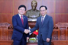 El ministro interino de Educación y Formación de Vietnam, Hoang Minh Son (derecha), y el titular de Educación de Corea del Sur, Choi Kyo-jin. (Foto: giaoducthoidai.vn)