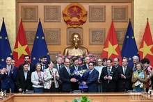 El primer ministro Pham Minh Chinh se reúne con jefes de misiones europeos en Vietnam.