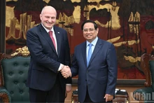 El primer ministro de Vietnam, Pham Minh Chinh (derecha), y el titular del Ministerio de Situaciones de Emergencia de Rusia, Aleksandr Kurenkov.