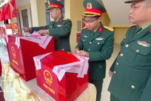 Sellado de urnas en un colegio electoral de la isla de Bach Long Vi. (Foto: VNA)