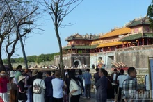 Turistas visitan un sitio histórico en Hue. (Foto: Nhan Dan)