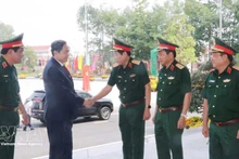 El presidente de la Asamblea Nacional de Vietnam, Tran Thanh Man, saluda a oficiales en la Región Militar 9. (Foto: VNA)