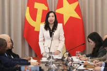 La viceministra de Relaciones Exteriores vietnamita Le Thi Thu Hang da la bienvenida a los periodistas y les informa algunos de los logros recientes de Vietnam. (Foto: Ministerio de Relaciones Exteriores de Vietnam)
