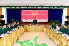 El coronel general Nguyen Truong Thang preside una sesión de trabajo después del ensayo general. (Foto: qdnd.vn)
