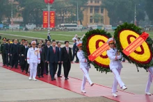 La delegación de dirigentes y exdirigentes del Partido y el Estado en el acto de homenaje. (Foto: Nhan Dan)