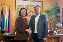 La embajadora de Vietnam en Bulgaria, Nguyen Thi Minh Nguyet, y el alcalde de Veliko Tárnovo, Daniel Panov. (Foto: Nhan Dan) 